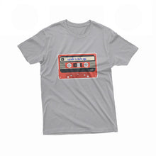 Cargar imagen en el visor de la galería, Camiseta Gris con Cassette rojo
